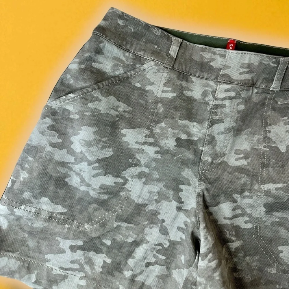 Spanx ‘Stretch Twill Pull-On Shorts’ in “Stone Wash Camo” Size Medium